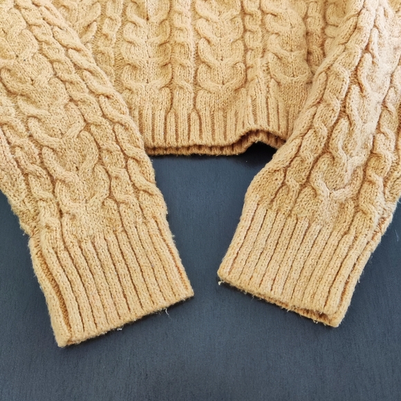 American Eagle Cable Knit Crew Neck Sweater Size S - Picture 4 of 6